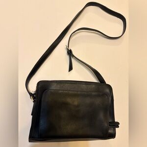 Black Shoulder Handbag Multi Compartment!
90’s Vintage